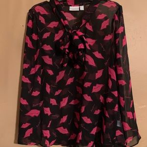 Bisou Bisou lip kisses blouse SZ large!